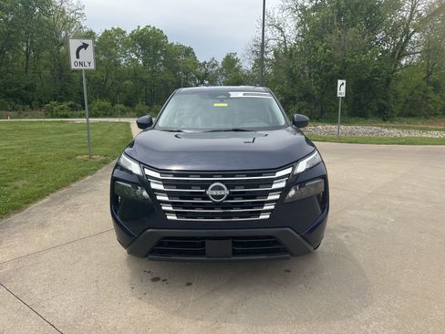 Used 2024 Nissan Rogue SV AWD/4WD image 2