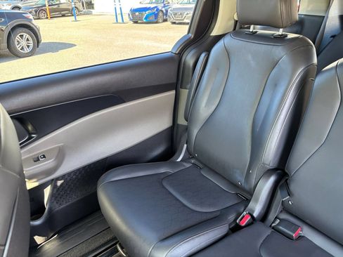 Used 2026 Kia Carnival FWD image 42