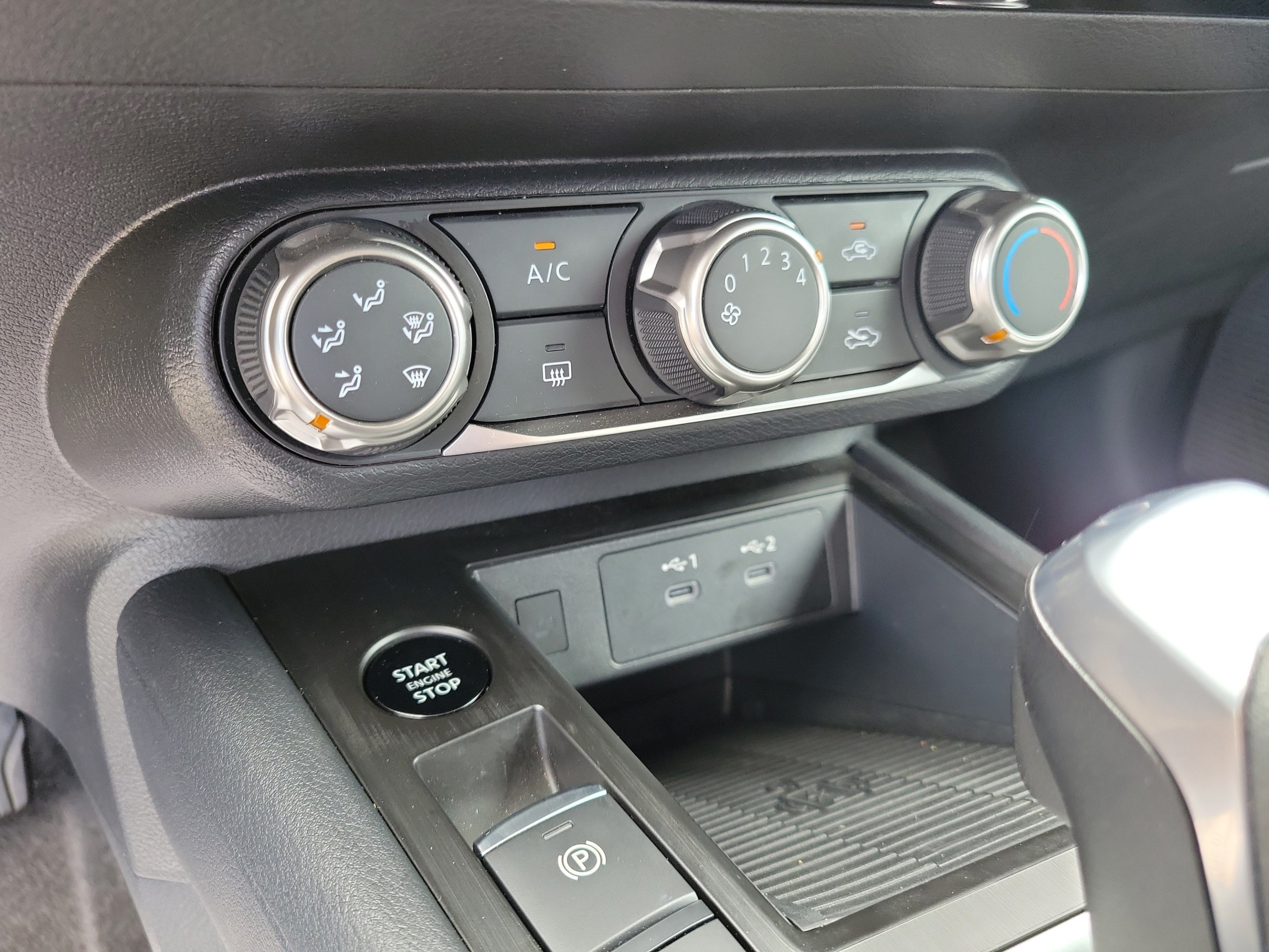 Used 2025 Nissan Kicks SV FWD image 27