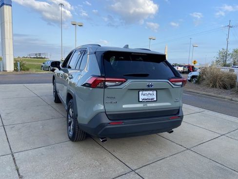 Used 2022 Toyota RAV4 XLE Premium image 9