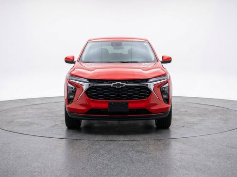 Used 2025 Chevrolet Blazer LT FWD image 2