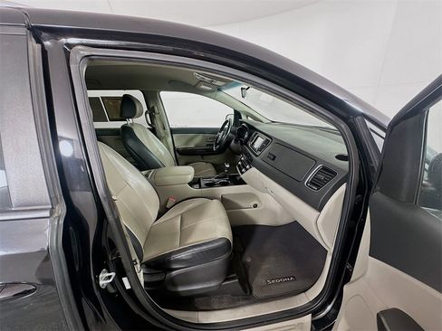 Used 2020 Kia Sedona EX image 28