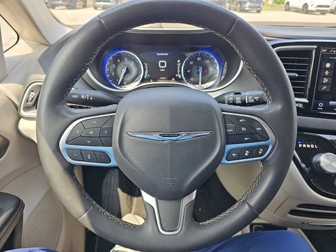 Used 2023 Chrysler Pacifica Touring-L FWD image 7