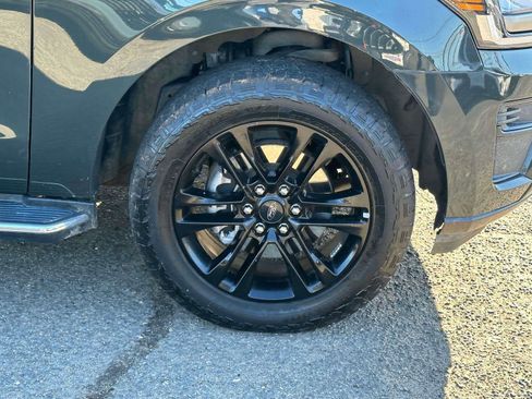 Used 2023 Ford Expedition XLT image 6