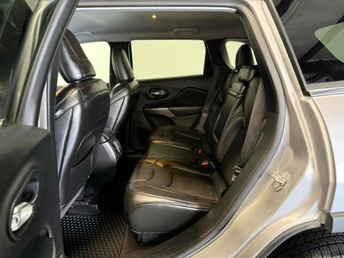 Used 2019 Jeep Cherokee Latitude Plus w/ Cold Weather Group AWD/4WD image 22