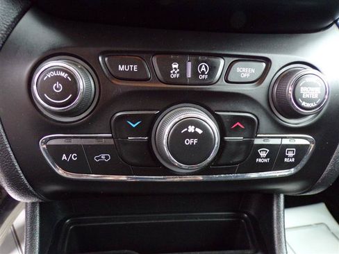 Used 2020 Jeep Cherokee Latitude w/ Cold Weather Group AWD/4WD image 35