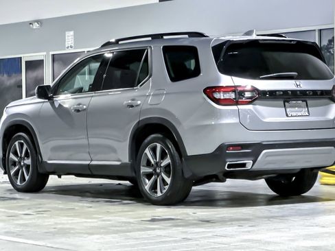 Used 2025 Honda Pilot Touring image 3