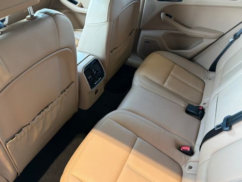 Certified 2022 Porsche Macan AWD/4WD image 13