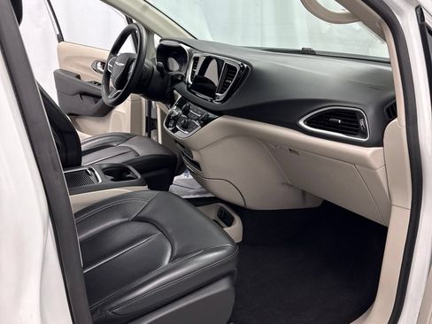 Used 2023 Chrysler Pacifica Touring-L FWD image 28