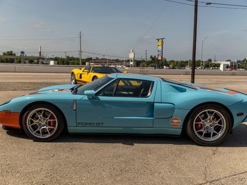 Used 2006 Ford GT RWD image 7
