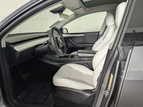 Used 2024 Tesla Model Y Long Range image 10