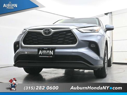 Used 2022 Toyota Highlander XLE AWD/4WD image 21