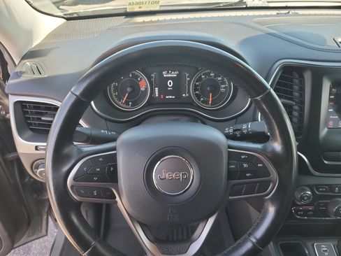 Used 2021 Jeep Cherokee Latitude Plus w/ Mopar Interior Package FWD image 26