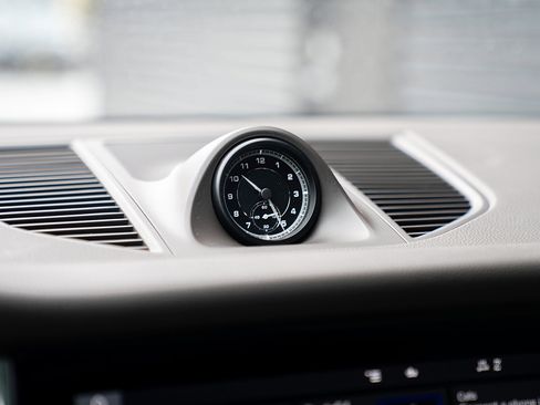 Certified 2022 Porsche Macan image 11