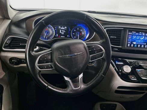 Used 2018 Chrysler Pacifica Touring-L FWD image 18