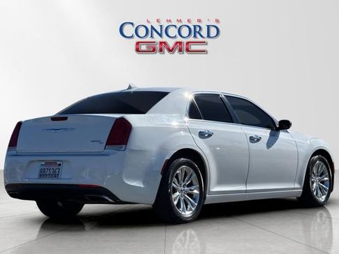 Used 2016 Chrysler 300 C image 4
