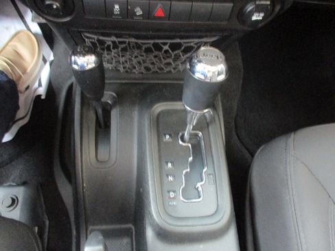Used 2018 Jeep Wrangler Unlimited Sport S AWD/4WD image 14