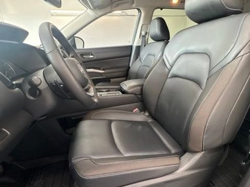 Used 2025 Nissan Pathfinder SL w/ Lighting Package (N92) FWD image 4