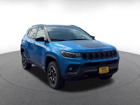 Used 2025 Jeep Compass Trailhawk AWD/4WD image 3