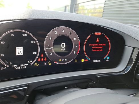 Used 2025 Porsche Cayenne image 30