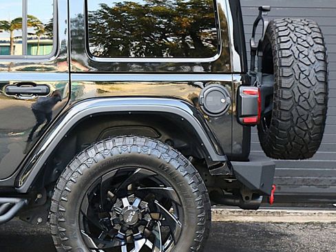 Used 2018 Jeep Wrangler Unlimited Rubicon w/ Dual Top Group image 17