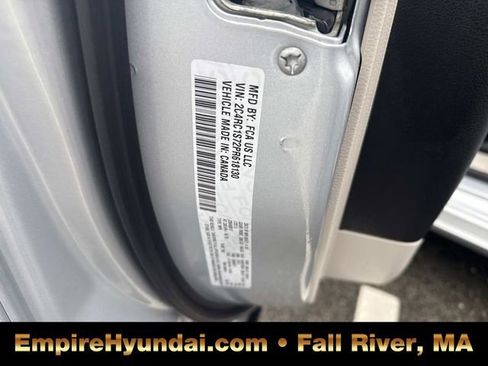 Used 2023 Chrysler Pacifica Limited FWD image 21