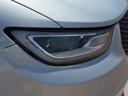 Used 2024 Chrysler Pacifica Touring-L FWD image 10