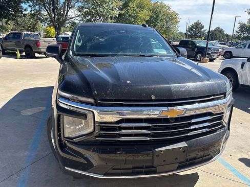 Used 2025 Chevrolet Suburban LT AWD/4WD image 2