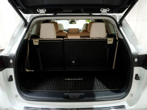 Certified 2023 Toyota Highlander XLE image 6