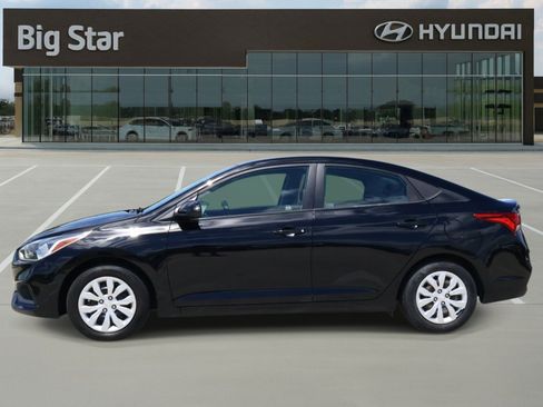 Used 2022 Hyundai Accent SE FWD image 2
