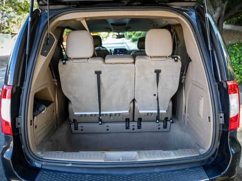 Used 2013 Chrysler Town & Country Touring-L w/ Driver Convenience Group FWD image 35