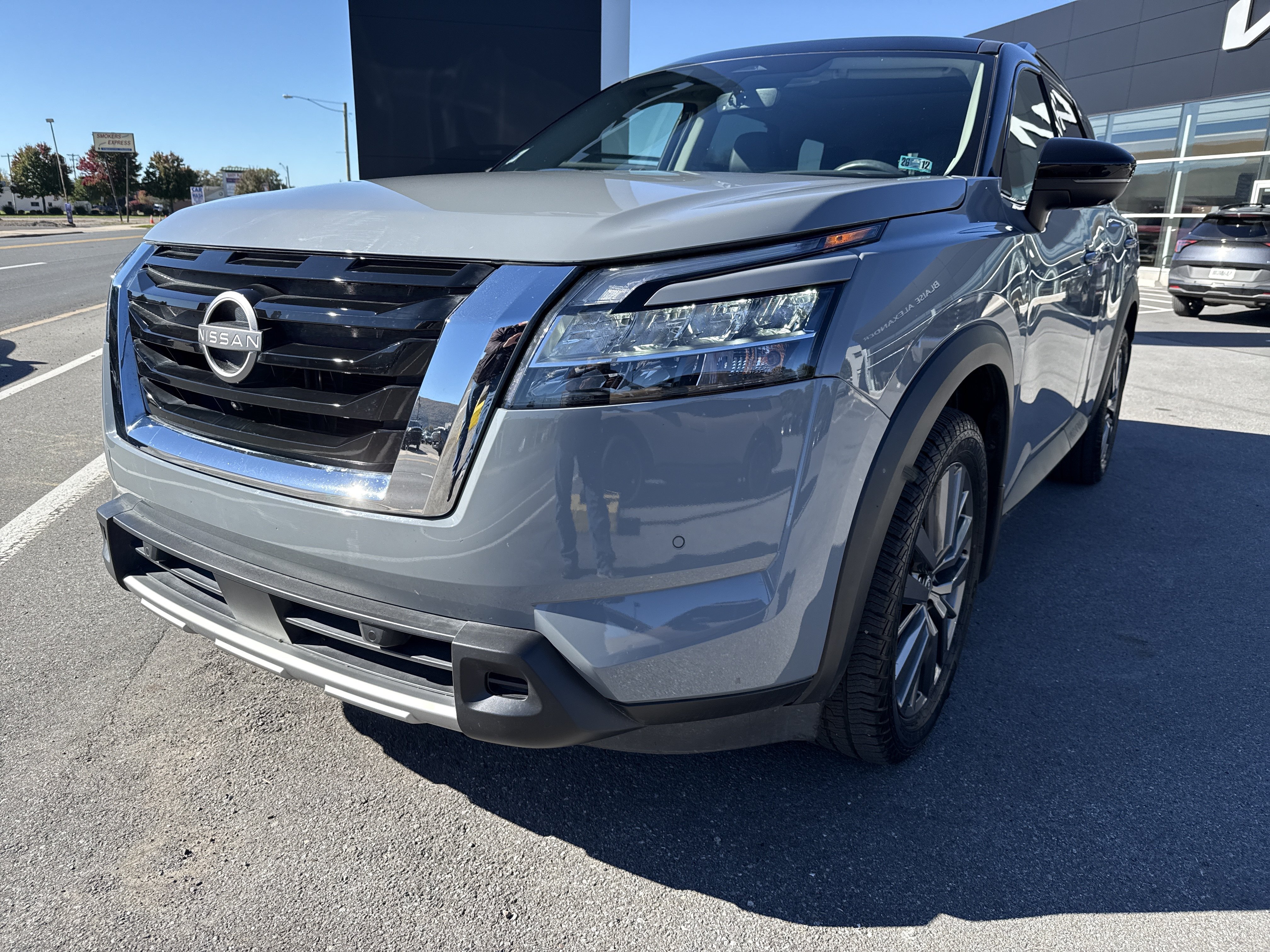 Used 2024 Nissan Pathfinder SL w/ SL Premium Package AWD/4WD image 8