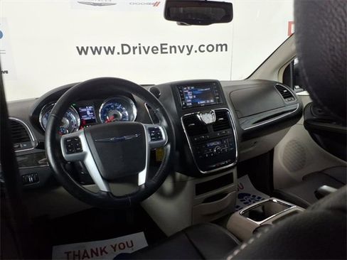 Used 2014 Chrysler Town & Country Touring-L w/ Driver Convenience Group image 14