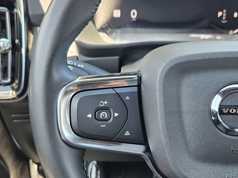 Used 2024 Volvo XC40 B5 Core AWD/4WD image 17