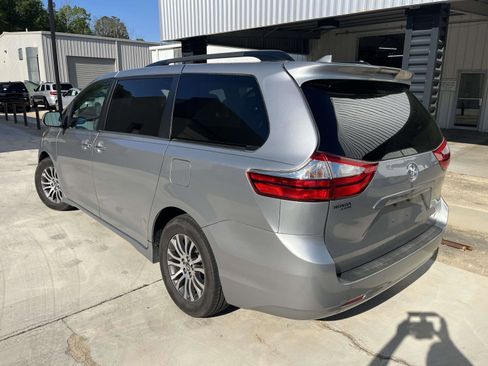 Used 2018 Toyota Sienna XLE image 4