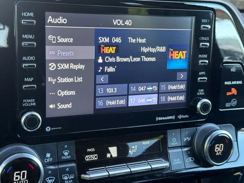 Used 2022 Toyota Highlander LE AWD/4WD image 19