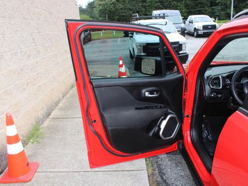 Used 2021 Jeep Renegade Latitude w/ Luxury Group II image 20