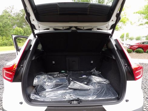 New 2025 Volvo XC40 B5 Core w/ Protection Package Premier image 22