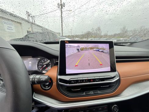 Used 2024 Jeep Compass Limited image 17