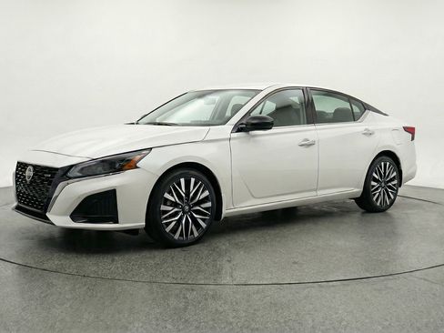 Used 2025 Nissan Altima 2.5 SV image 3