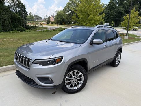 Used 2019 Jeep Cherokee Latitude Plus AWD/4WD image 2
