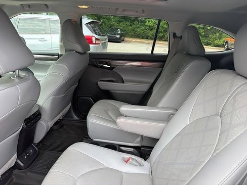 Used 2021 Toyota Highlander Platinum FWD image 9