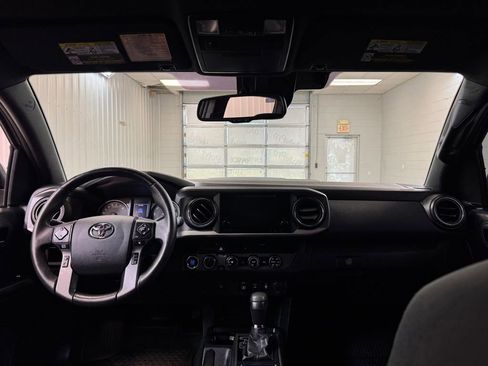 Used 2018 Toyota Tacoma TRD Sport AWD/4WD image 18