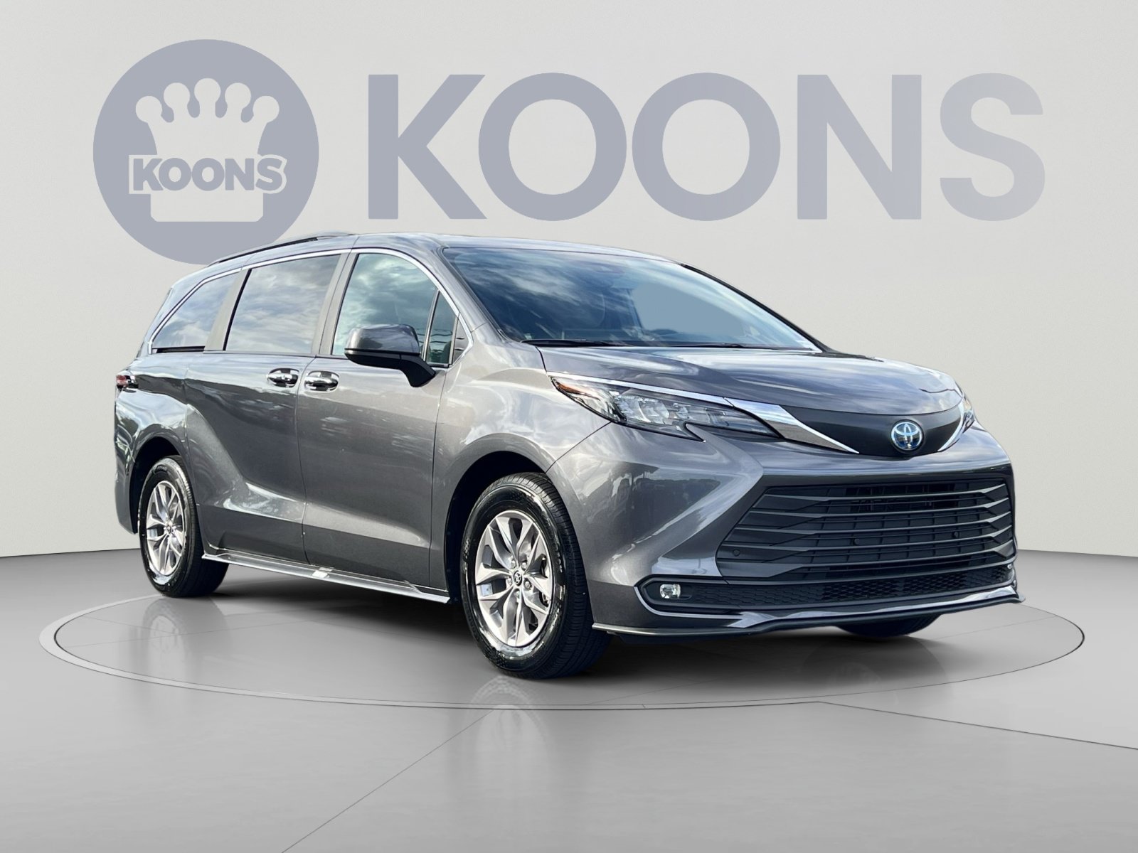 Used 2025 Toyota Sienna XLE FWD image 10