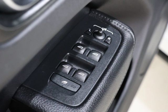 Used 2018 Volvo XC60 T5 Momentum w/ Vision Package AWD/4WD image 17