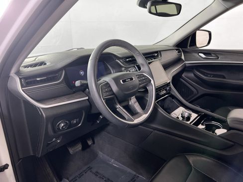 Used 2023 Jeep Grand Cherokee Limited w/ Black Appearance Package AWD/4WD image 9