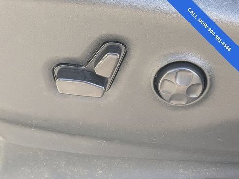 Used 2024 Chrysler Pacifica Limited FWD image 21