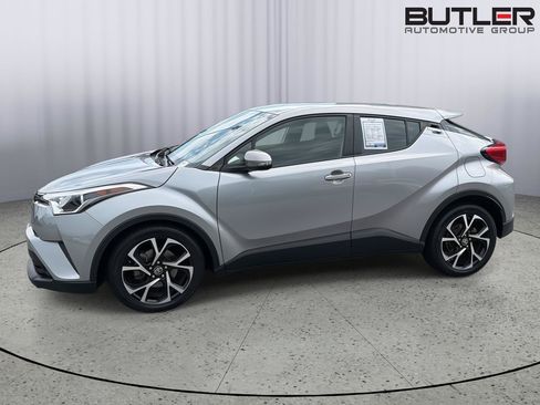 Used 2018 Toyota C-HR XLE FWD image 3