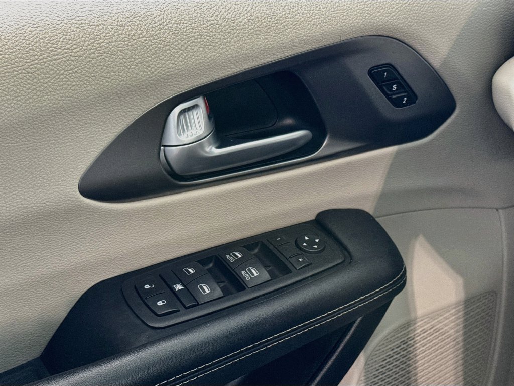 Used 2024 Chrysler Pacifica Touring-L FWD image 17