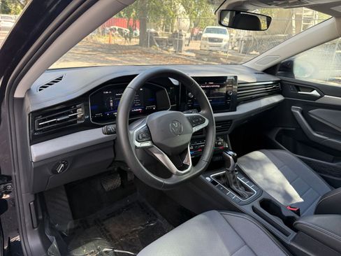 Used 2025 Volkswagen Jetta SE image 28